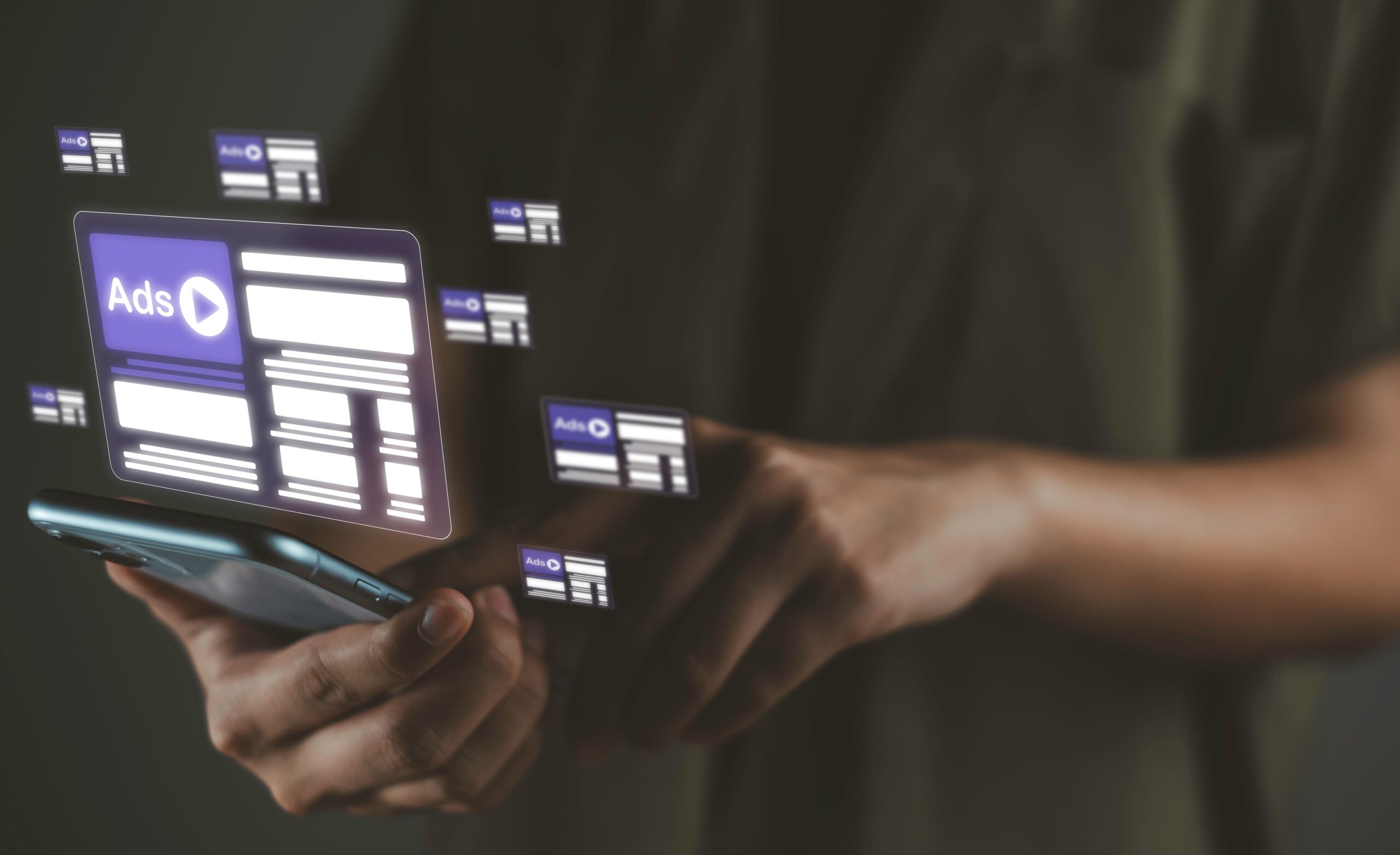 AdobeStock_679654908-2 Mains qui tapent sur un clavier pour formations en communication digitale en Charente